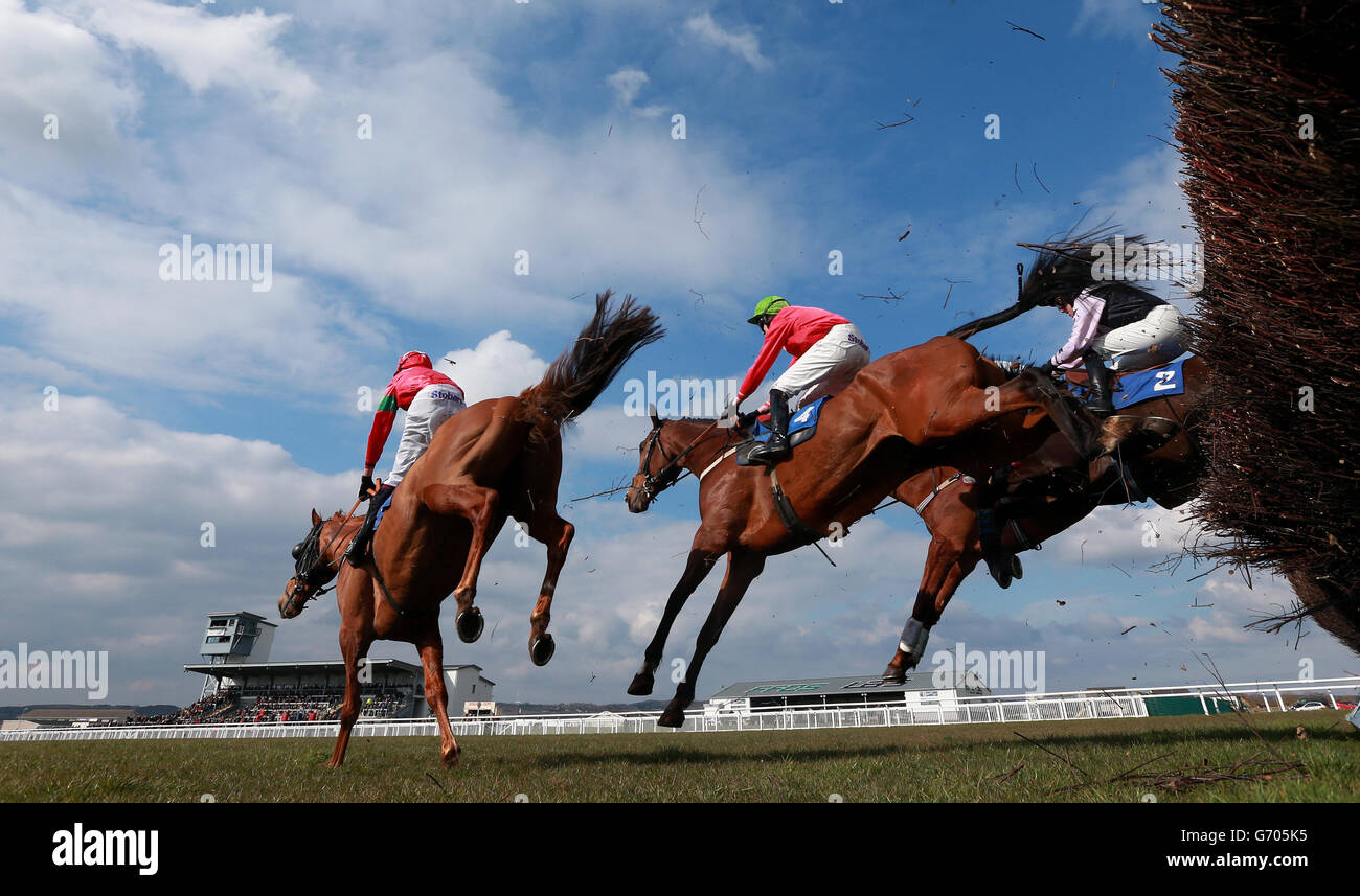 Pferderennen - Ffos Las Racecourse. Tom Bach unter James Best führt das Feld in der Davies Chemists Handicap Chase auf der Ffos Las Racecourse an. Stockfoto