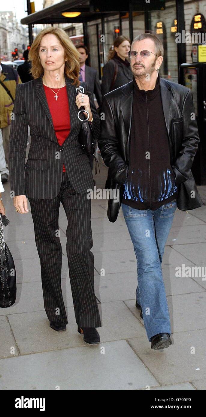 Der ehemalige Beatle Ringo Starr und seine Frau Barbara kommen zur Eröffnung von 'Thirty Flight Rock' in den Saab Showrooms in Piccadilly im Zentrum von London an - einer Ausstellung der Rock and Roll Fotografie, die 30 Jahre Genesis-Publikationen feiert. Stockfoto