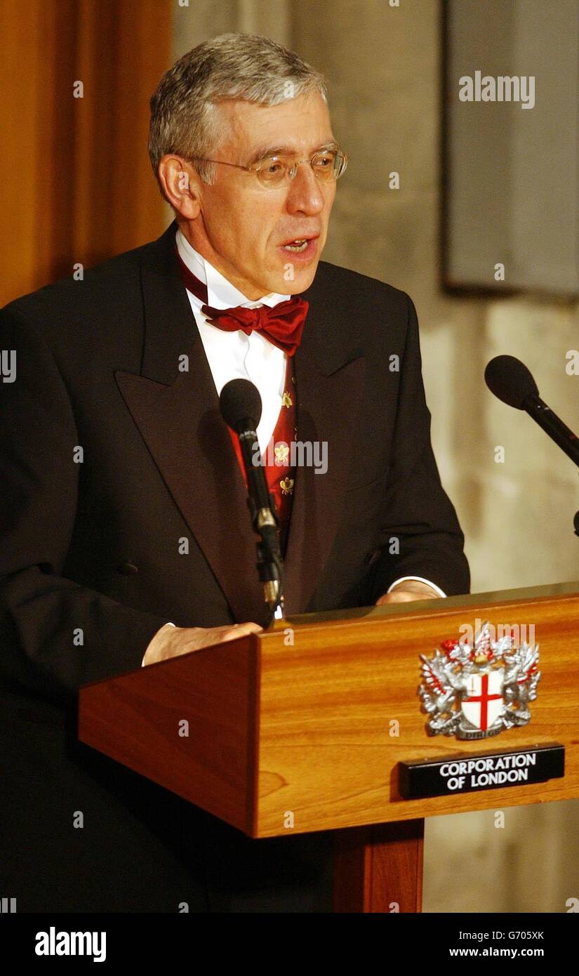 Der britische Außenminister Jack Straw, während seiner Rede. Nach einem Abendessen im Guildhall in der City of London zum Gedenken an die Erweiterung der Europäischen Union Anfang dieses Monats. Stockfoto