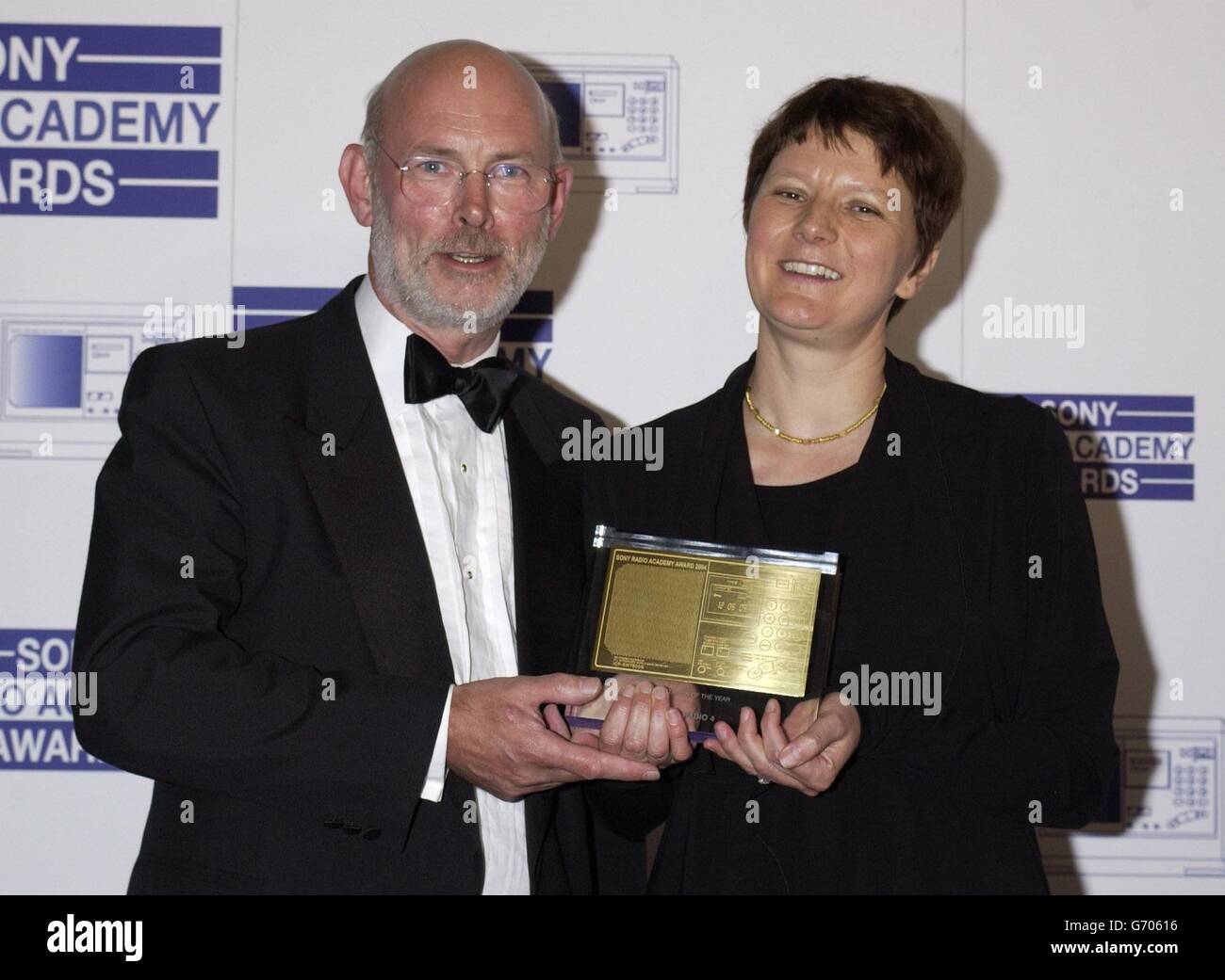 Tim Blackmore, Vorsitzender des Preisausschussausschusses, überreicht Helen Boaden - Controllerin von BBC Radio 4 - den Sender of the Year Award für BBC Radio 4 während der Sony Radio Academy Awards 2004, die im Grosvenor House Hotel in der Park Lane, London, abgehalten werden. Bei der Zeremonie verloren Jonathan Ross und Chris Moyles von Radio 1 gegen Christian O'Connell von XFM, der zum DJ des Jahres ernannt wurde. Stockfoto