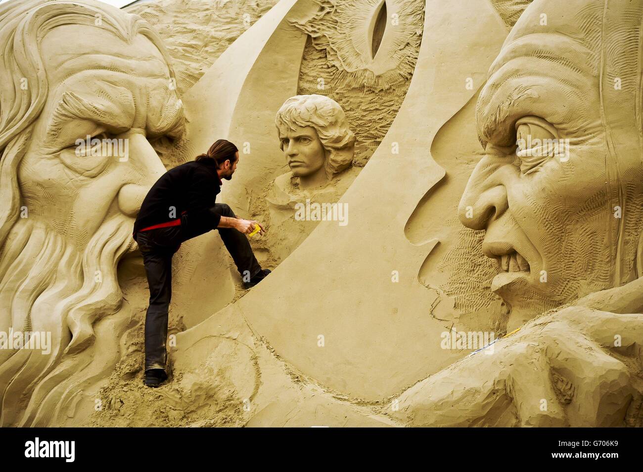 Skulptur Radovan Zivny beendet die große Sandskulptur „Herr der Ringe“ in Sandworld in Weymouth, wo die Attraktion am Meer für die britische Sommersaison am Samstag, den 5. April 2014, für die breite Öffentlichkeit zugänglich sein wird. Stockfoto
