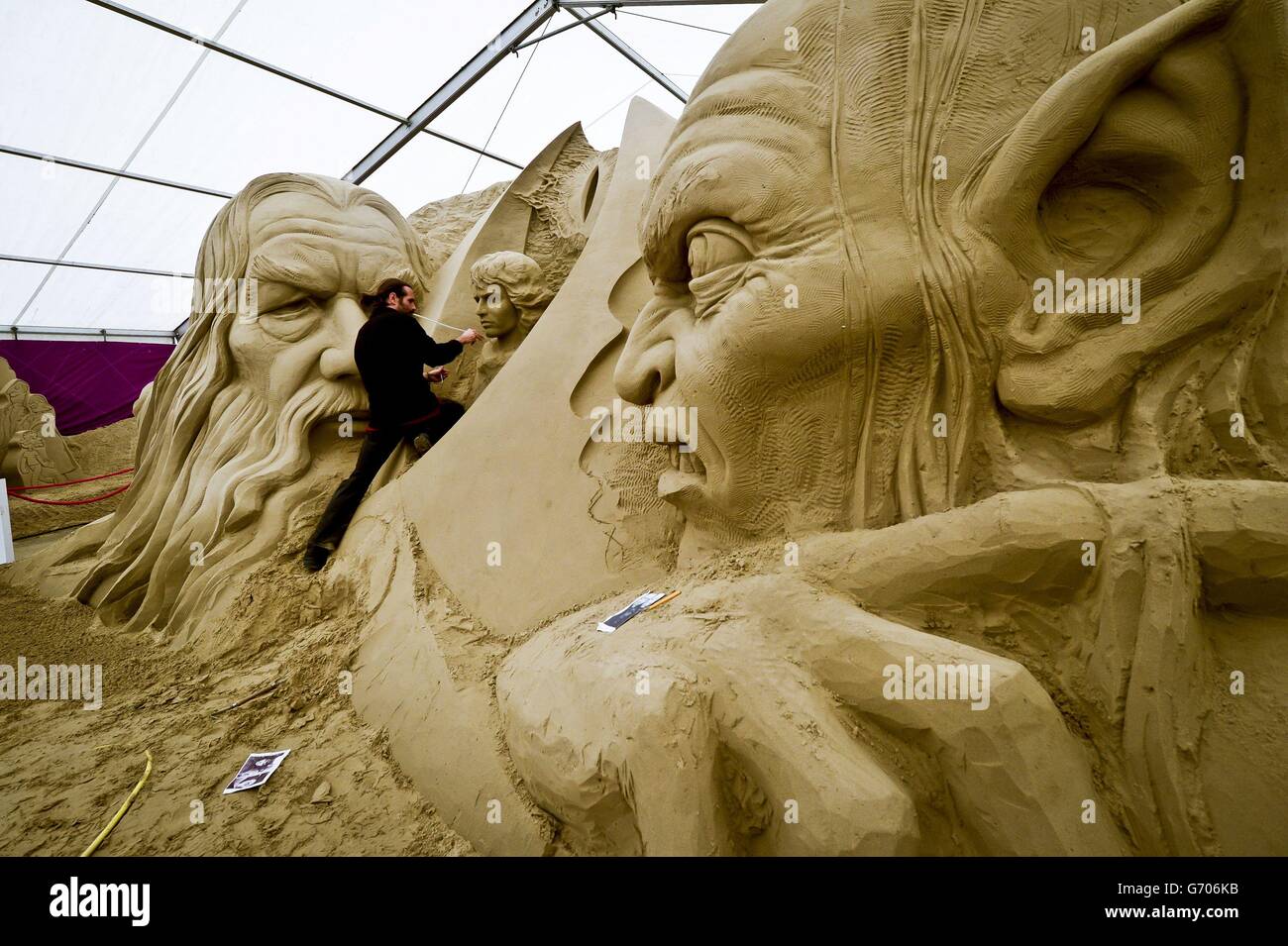 Skulptur Radovan Zivny beendet die große Sandskulptur „Herr der Ringe“ in Sandworld in Weymouth, wo die Attraktion am Meer für die britische Sommersaison am Samstag, den 5. April 2014, für die breite Öffentlichkeit zugänglich sein wird. Stockfoto