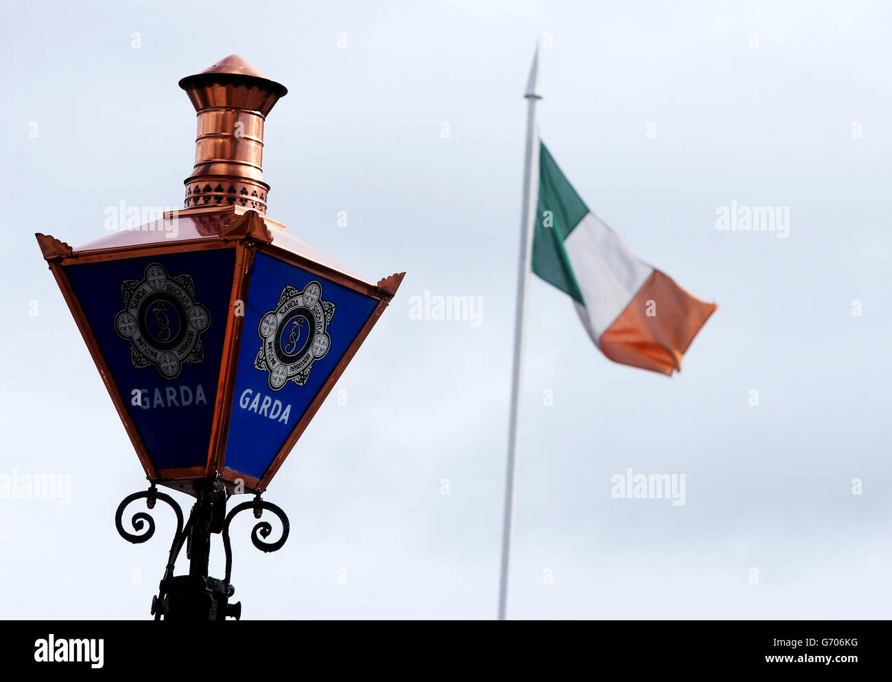 Eine Garda-Lampe und eine dreifarbige Lampe außerhalb des Garda-Hauptquartiers im Phoenix Park, Dublin. Stockfoto