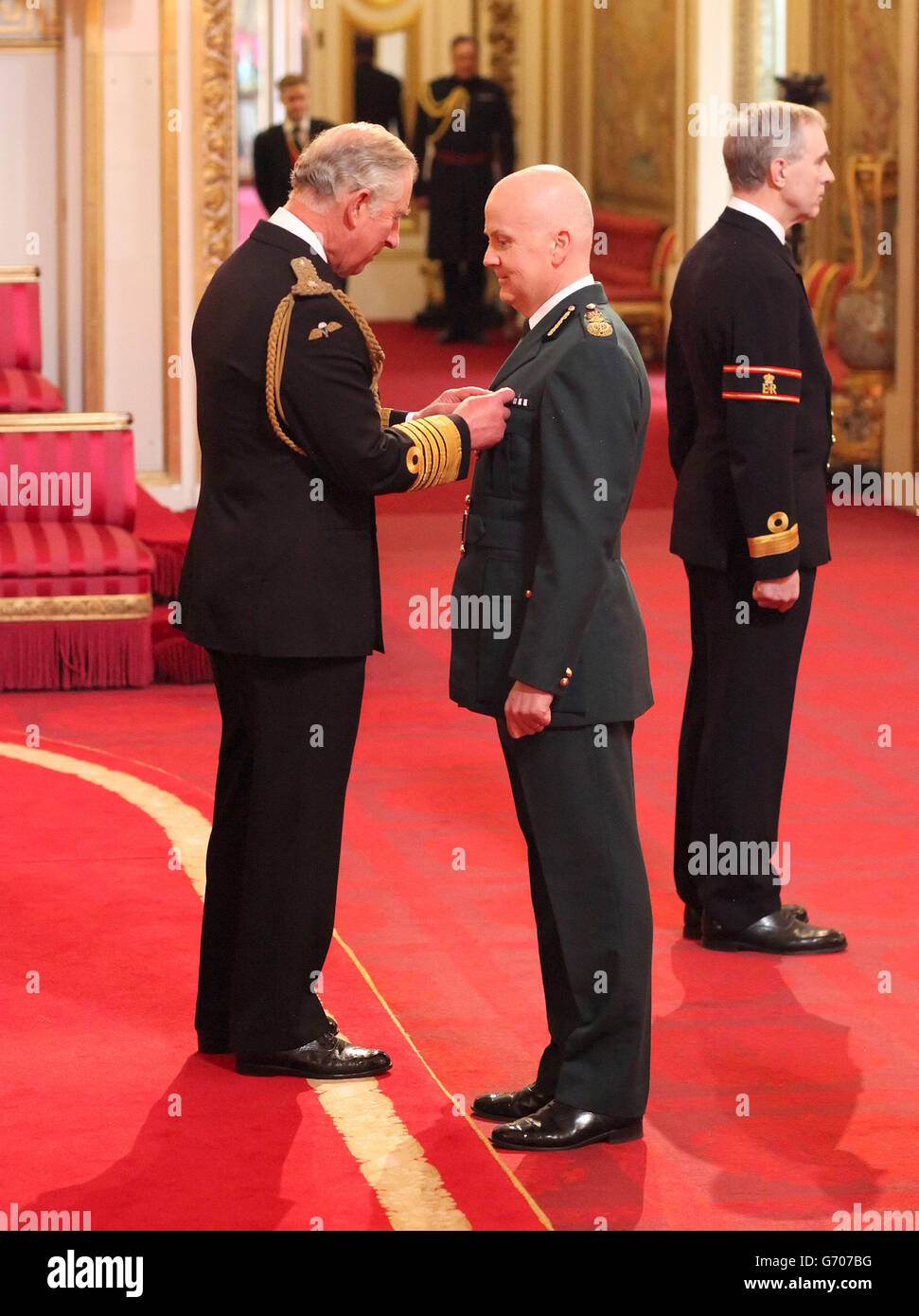 Dr. Anthony Marsh aus Bridgnorth wird vom Prince of Wales im Buckingham Palace, London, mit der Queen's Ambulance Service Medal ausgezeichnet. Stockfoto