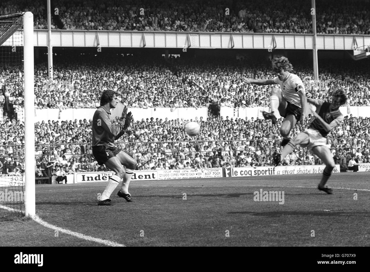 Terry Donovan (r) schlägt Spurs-Torwart Ray Clemence (l) und den Vollrücker Gordon Smith, um Aston Villa während des Division One-Spiels in der White Hart Lane in die Führung zu bringen. Aston Villa schlägt Spurs 3:0. Stockfoto