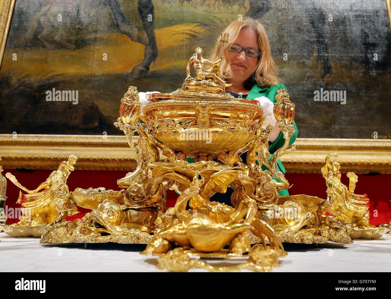 Ein großes Neptun-Herzstück um 1741-2 eines Dinnerservice, der in der Ausstellung The First Georgians: Art and Monarchy 1714-1760 in der Queen's Gallery im Buckingham Palace im Zentrum von London gezeigt wird. Stockfoto