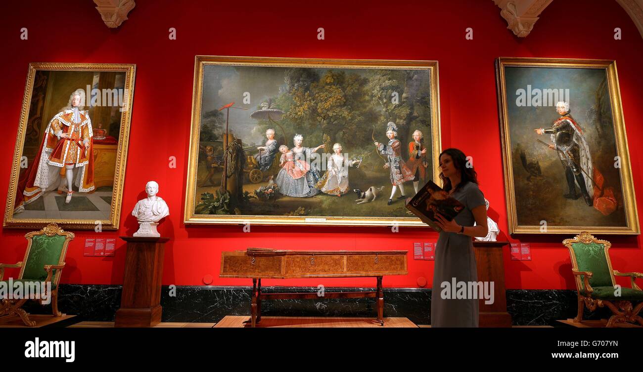 Einige der Gemälde und Artefakte werden in der Ausstellung The First Georgians: Art and Monarchy 1714-1760 in der Queen's Gallery im Buckingham Palace im Zentrum von London gezeigt. Stockfoto