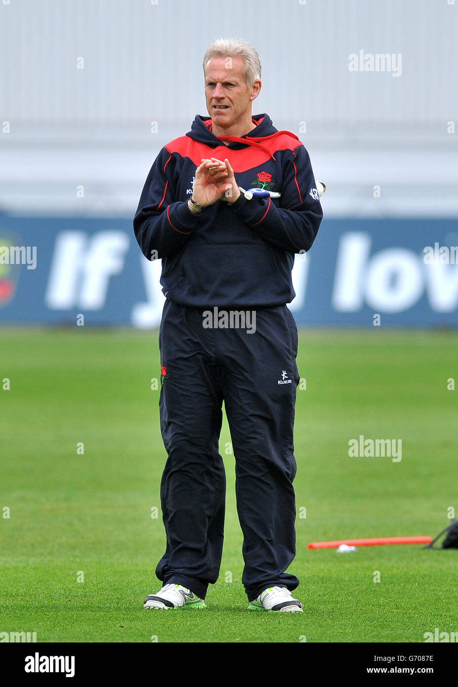 Lancashire-Cheftrainer Peter Moores vor dem Spielbeginn während der LV=County Championship, Division One Match in Trent Bridge, Nottingham. DRÜCKEN SIE VERBANDSFOTO. Bilddatum: Montag, 7. April 2014. Siehe PA Geschichte CRICKET Nottinghamshire. Bildnachweis sollte lauten: Simon Cooper/PA Wire Stockfoto