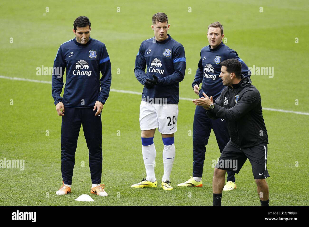 Fußball - Barclays Premier League - Everton / Arsenal - Goodison Park. Evertons Antolin Alcaraz (links), Aiden McGeady (rechts) und Ross Barkley (Mitte) während des Aufwärmpuls Stockfoto