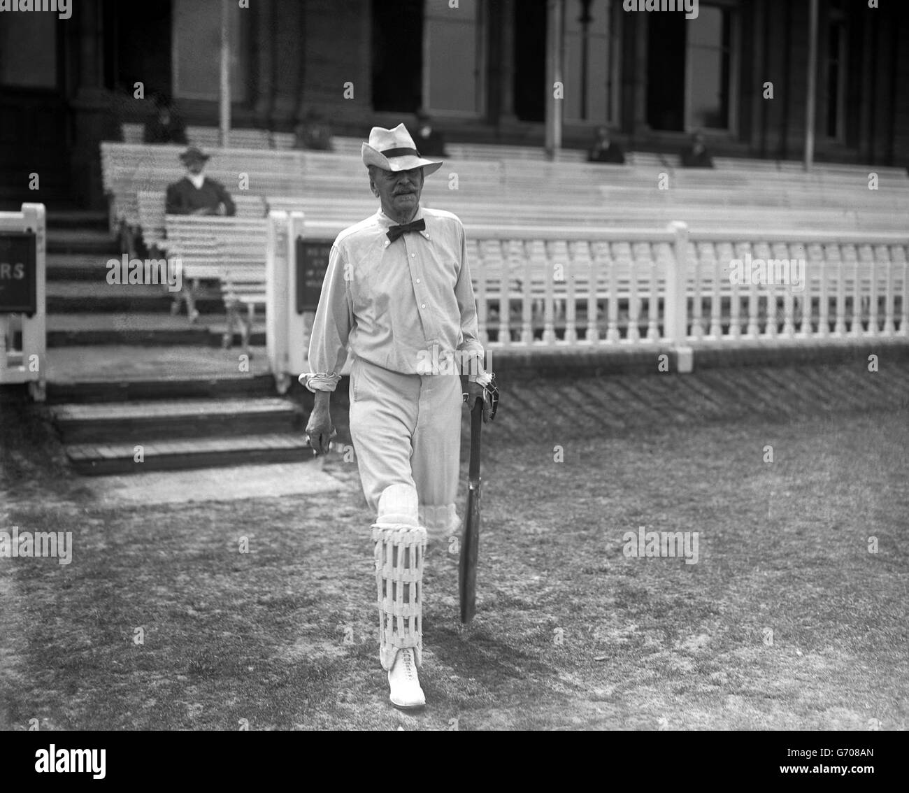 Cricket - erster Tag - Hausrat Brigade V Zingari - Lord's. Lord Harris (Zingari), Englands ältester Cricketer, mit 68 Jahren, geht auf dem Lord's Cricket Ground in Schlägerei. Stockfoto