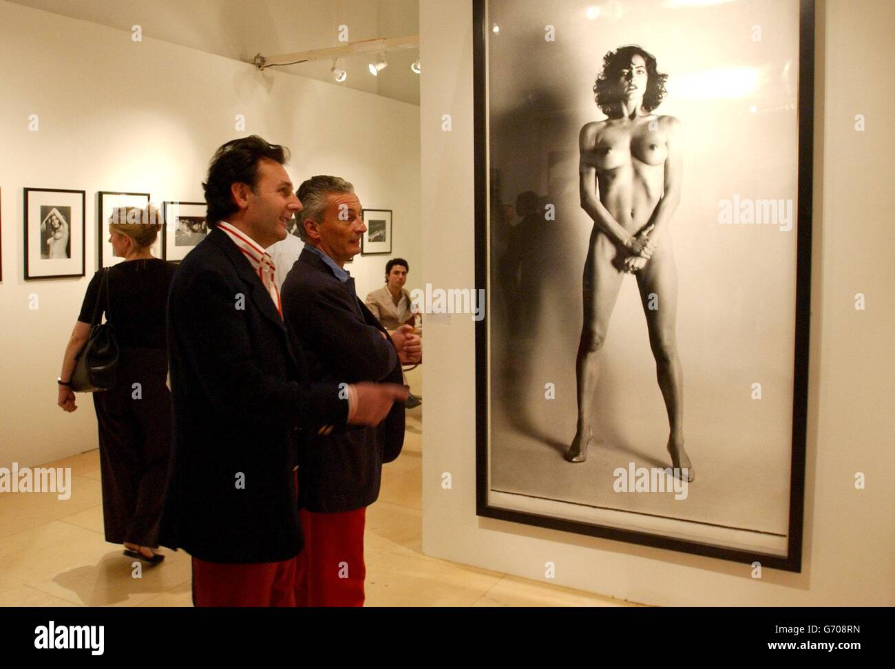 Eingeladen während der privaten Ansicht von Photo-london, der ersten jährlichen Kunstmesse in Großbritannien, die der Fotografie gewidmet ist, an der Royal Academy im Zentrum von London. 50 internationale Galerien zeigen Arbeiten sowohl etablierter als auch aufstrebender zeitgenössischer Künstler, darunter David Bailey, man Ray und Bill Brandt. Stockfoto