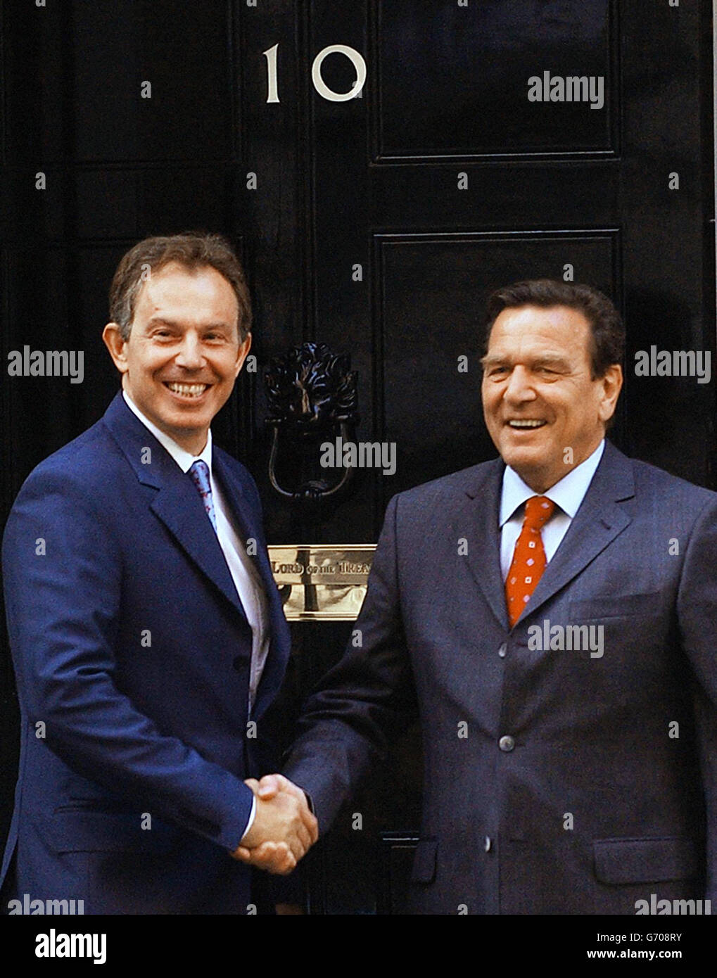 Der britische Premierminister Tony Blair begrüßt den deutschen Bundeskanzler Gerhard Schroder, als er sich vor der Downing Street Nr. 10 im Zentrum von London traf. Stockfoto