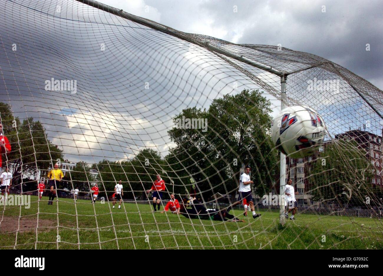 Eines der vielen Tore, die das Tor ins Netz schlugen, als die irakische Fußballnationalmannschaft mit einem Spiel gegen die Fußballmannschaft des Houses of Parliament am Burton's Court, Chelsea, eine Goodwill-Tour durch Großbritannien startet. Das irakische Team gewann 11:0. Stockfoto