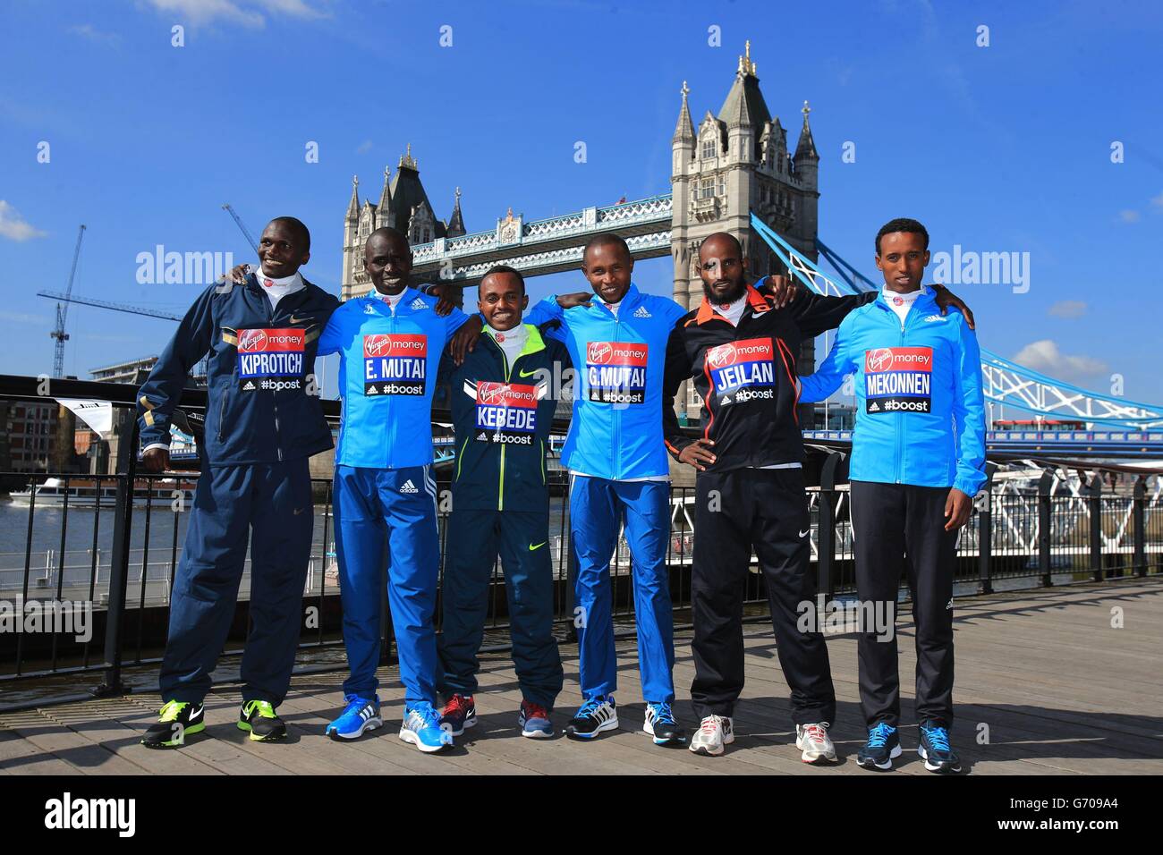 Eliteläufer (von links nach rechts) Ugandas Stephen Kiprotich, Kenias Emmanuel Mutai, Äthiopiens Tsegaye Kebede, Kenias Geoffrey Mutai, Äthiopiens Ibrahiim Jeilan und Äthiopiens Tsegaye Mekonnen während der Fotozelle an der Tower Bridge in London. Stockfoto