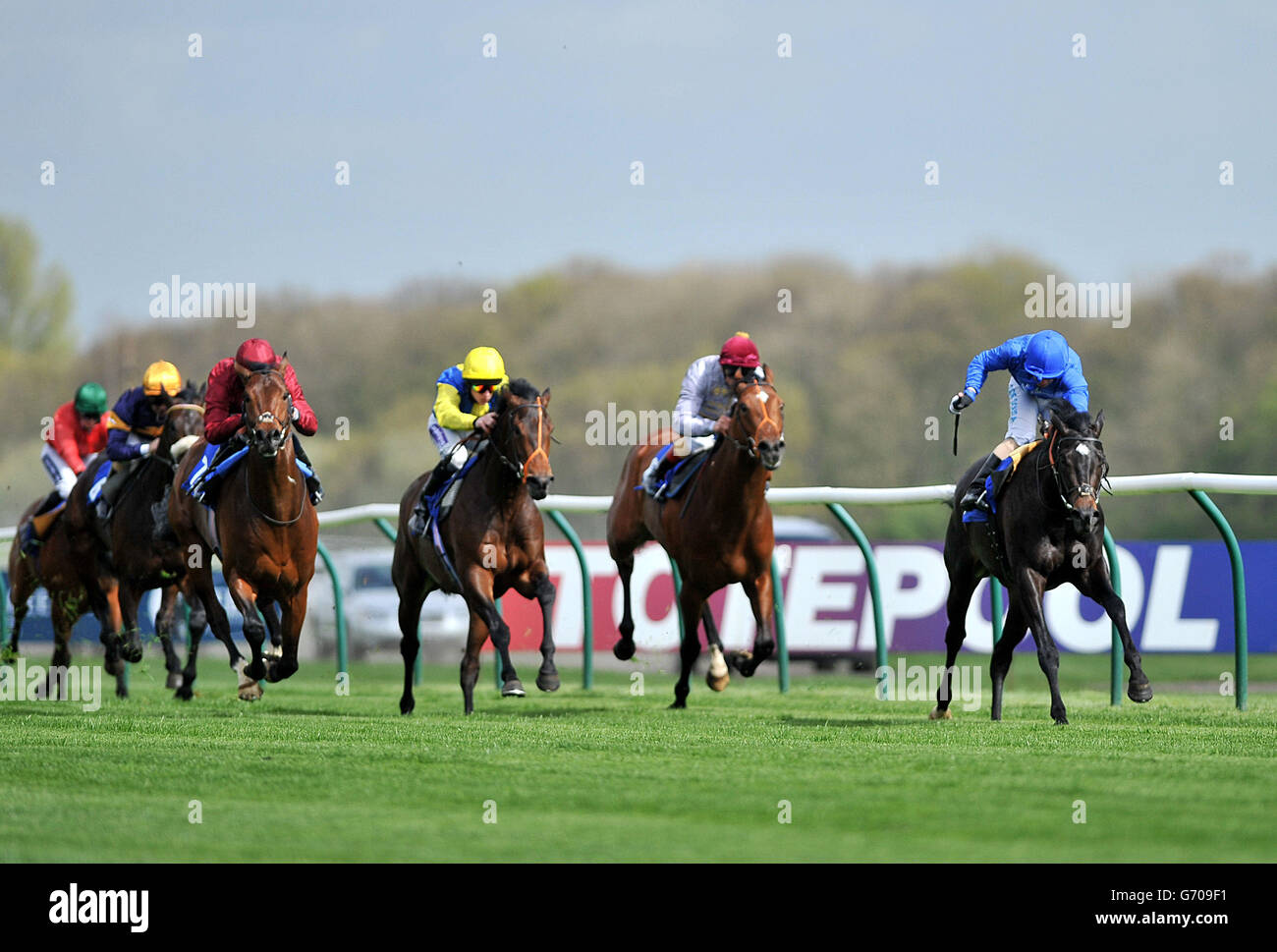 Scared Act von William Buick (Dritter von links) geritten macht eine späte Pause, um den totejackpot zu gewinnen Gehen Sie für die Big One Maiden Stakes, Division One auf Nottingham Racecourse. Stockfoto