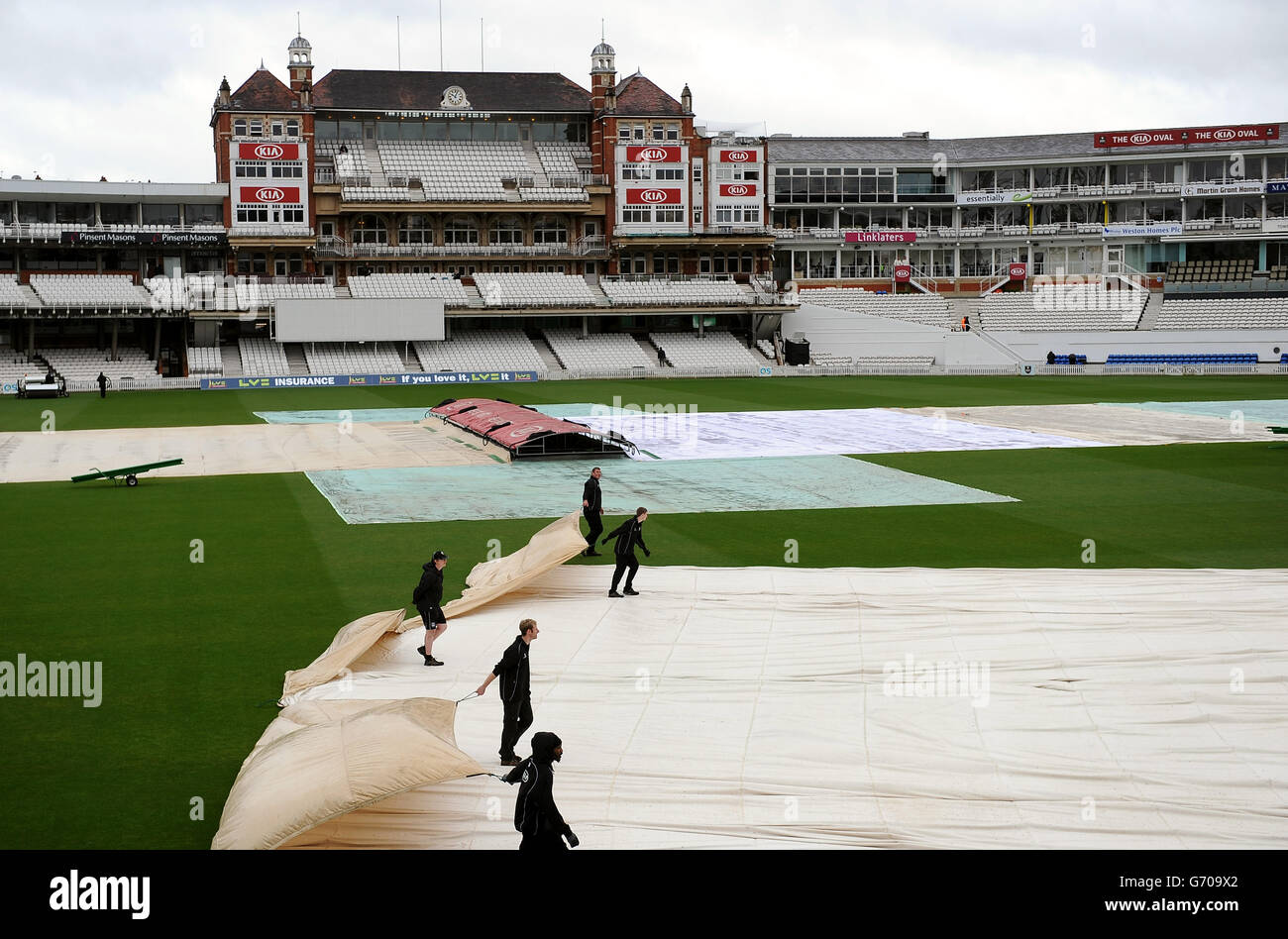 Cricket - LV= County Championship - Division Two - Day One - Surrey / Glamorgan - Kia Oval. Die Abdeckungen werden am Kia Oval zum Eröffnungstag der Saison abgezogen Stockfoto