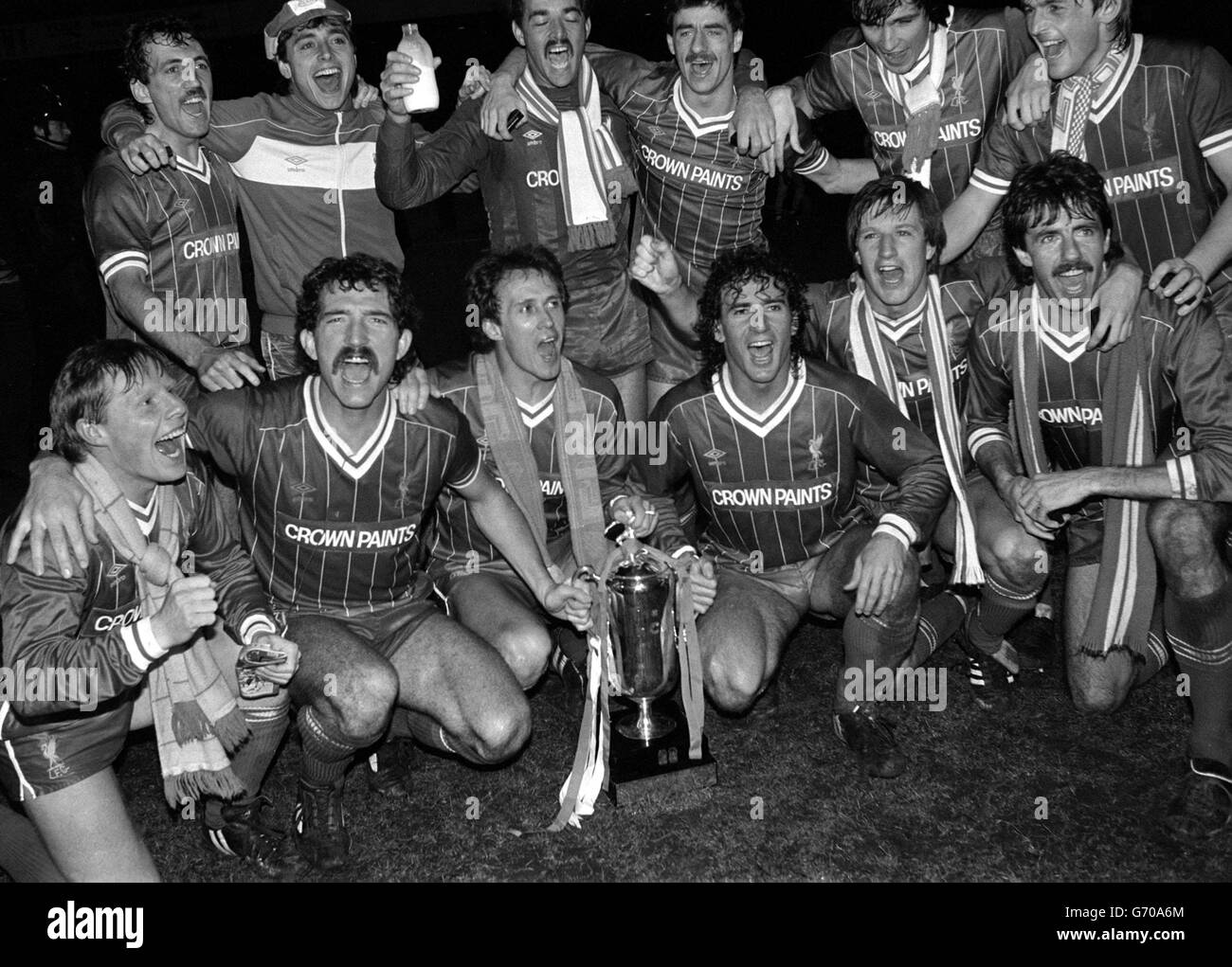 Das siegreiche Liverpool-Team und eine jubelende Graeme Souness (2. L) mit der Milk Cup-Trophäe, nachdem sie ihre Merseyside-Rivalen Everton 1-0 in der Wiederholung des Milk Cup-Finales in Maine Road, Manchester, geschlagen hatten. Souness erzielte in der 22. Minute das einzige Tor, um Liverpool den vierten Ligapokal zu geben. Stockfoto