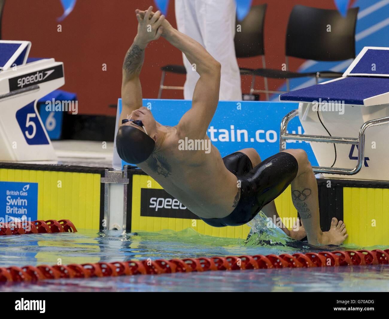 Chris Walker Hebborn tritt während der British Gas Swimming Championships 2014 im Tollcross International Swimming Center, Glasgow, in den 50-m-Vorläufen im Rücken an. Stockfoto