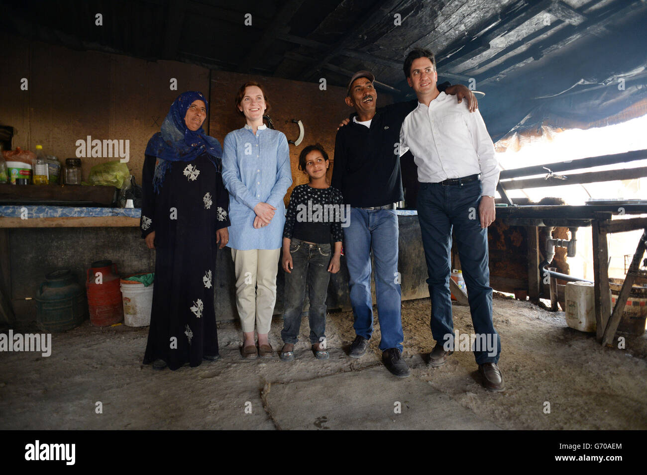 Der Gewerkschaftsführer Ed Miliband (rechts) und seine Frau Justine (2. Links) besuchen die Khan al-Ahmar Beduinengemeinde im Westjordanland. Stockfoto