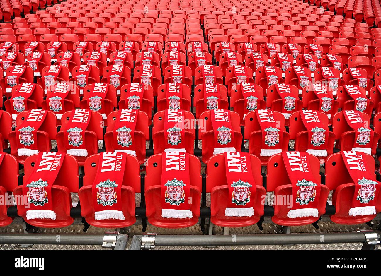 Eine allgemeine Ansicht der 96 Sitze wird als Tribut an die 96 Liverpool-Fans, die bei der Hillsborough-Katastrophe ihr Leben verloren haben, vor dem Halbfinalspiel des FA Cup im Wembley Stadium, London, gelassen. Stockfoto