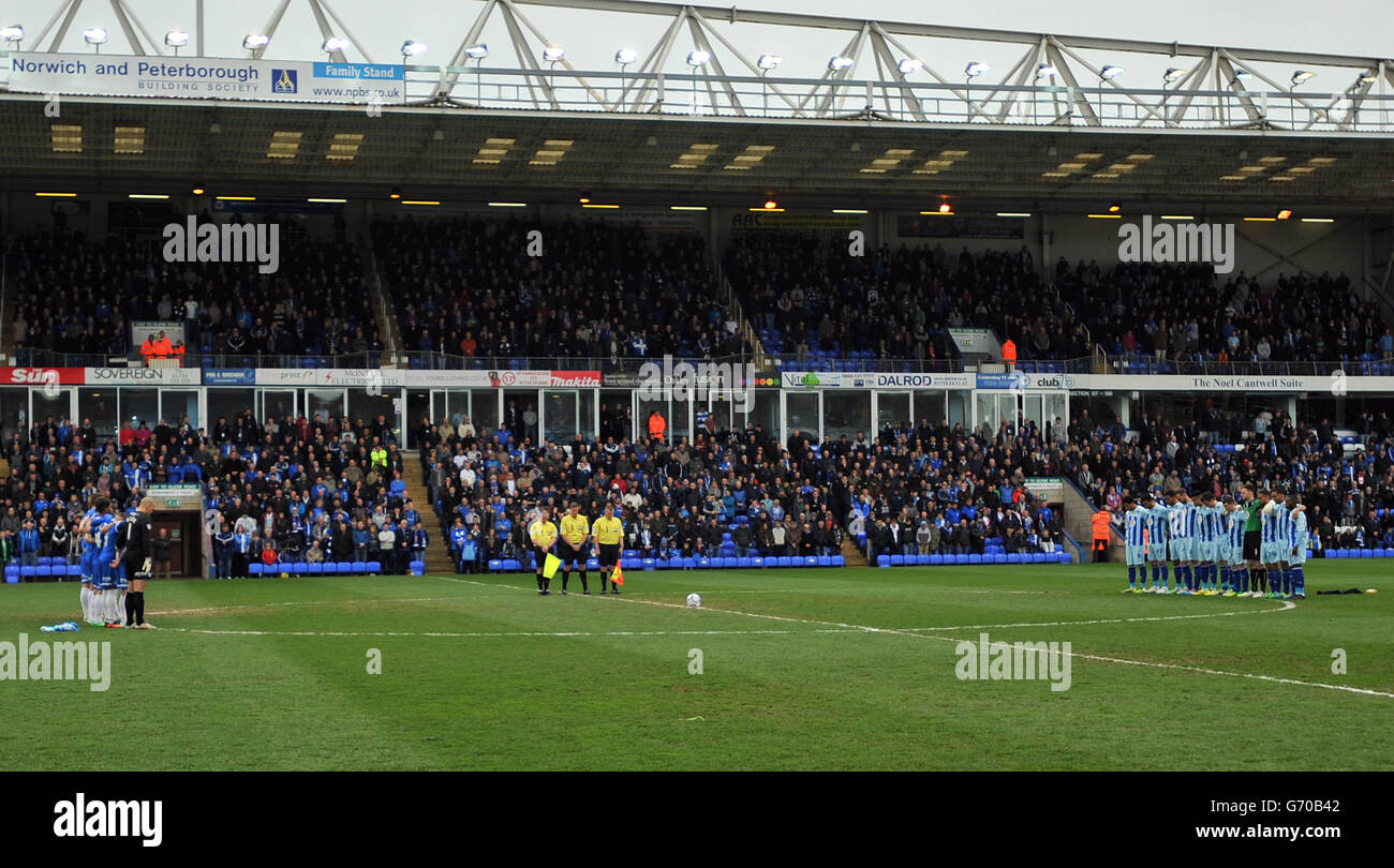 Peterborough United's Players (links) und Coventry City's Players zahlen einen Spieler Minuten Respekt für die 96 Liverpool-Fans, die 25 starben Vor Jahren in Hillsborough Stockfoto