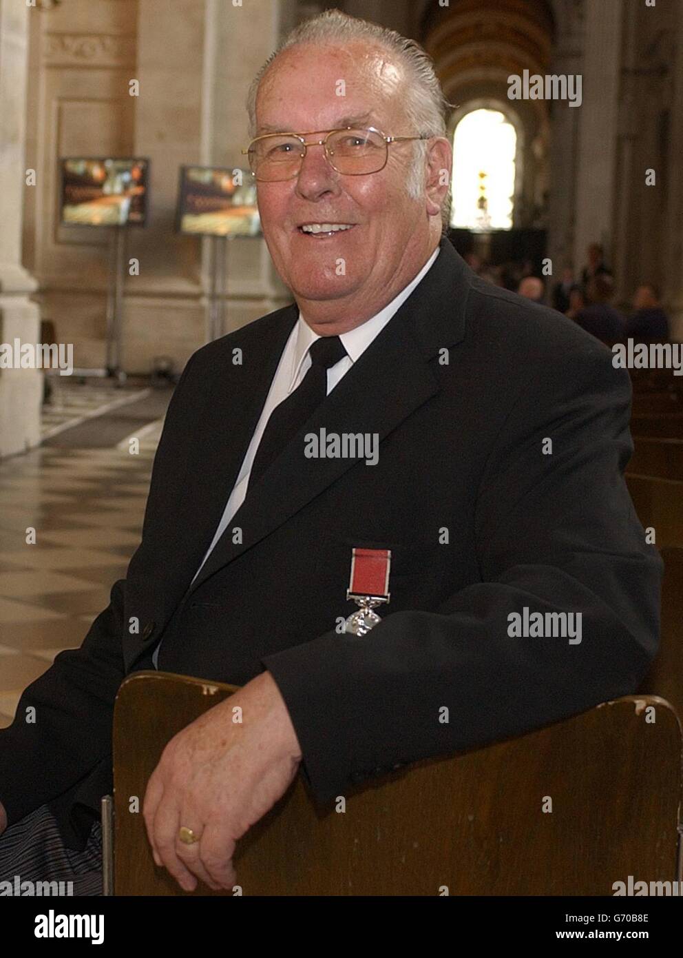 Jack Drewcott BEM aus Trowbridge, Wiltshire, an der St. Paul's Cathedral im Zentrum von London für einen Service für den Order of the British Empire. Sie gehörte zu den mehr als 2,000 Medaillenhaltern bei der Veranstaltung, die alle vier Jahre stattfindet und an der die britische Königin Elizabeth II. Und der Herzog von Edinburgh teilnahmen. Auch Sir Roger Moore und Dame Norma Major aus dem Jahr 007 waren anwesend. Stockfoto