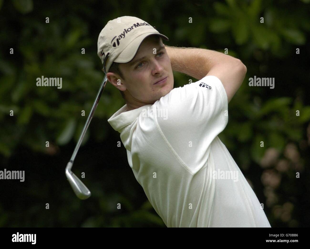 Der englische Justin Rose schlägt das 16. Loch ab, während der Volvo PGA Championship Pro-am im Wentworth Golf Club, Virginia Water, Surrey.die European Tour feiert ihr 1000. Turnier bei der 50. Volvo PGA Championship, die morgen beginnt. Stockfoto