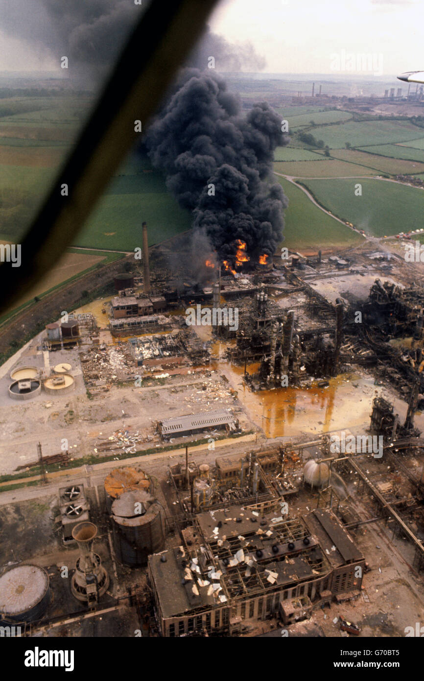 Eine Luftaufnahme des Fabrikfeuers im Chemiewerk Nypro UK in Flixborough, North Lincolnshire. Stockfoto