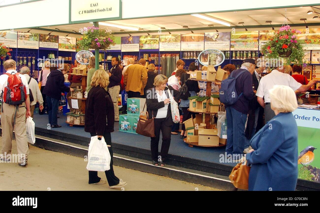 Eine große Anzahl von Besuchern wird vom Stand der CJ Wild Bird Food Ltd, die ihren Sitz in Upton Magna in der Nähe von Shrewsbury in Shropshire hat, auf der Chelsea Flower Show im Zentrum von London angezogen. Stockfoto