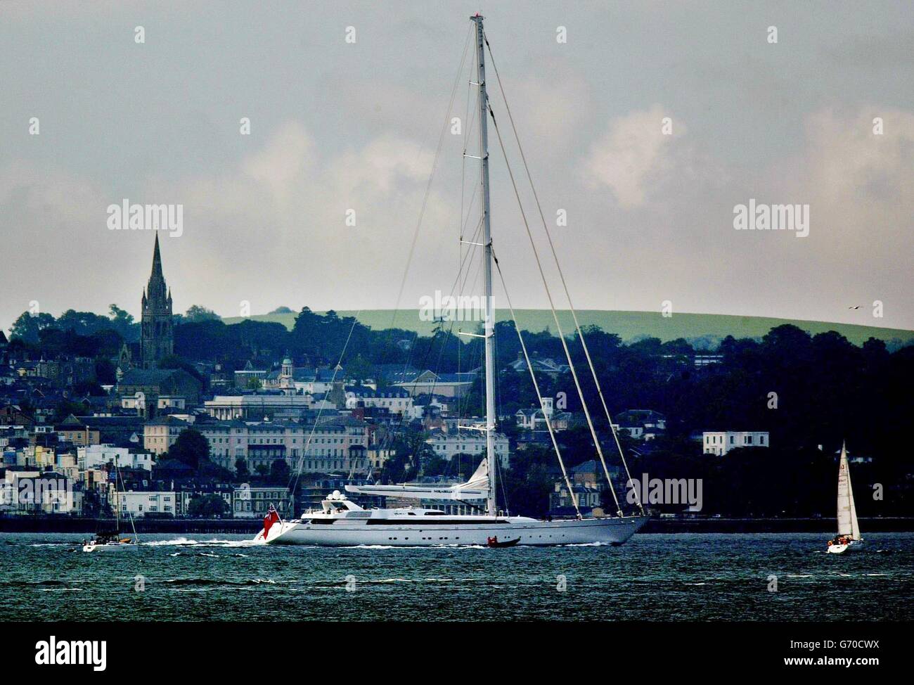 Die größte Yacht der Welt, die Mirabella V, stellt die anderen Schiffe der Solent in den Schatten, als sie auf ihrer Jungfernfahrt ins Mittelmeer in die Segel geht. Die 30 Millionen Yacht - im Besitz des US-Geschäftsmannes Joe Vittoria - ist 75 Meter lang und hat einen Mast von etwa 90 Metern Höhe. Stockfoto