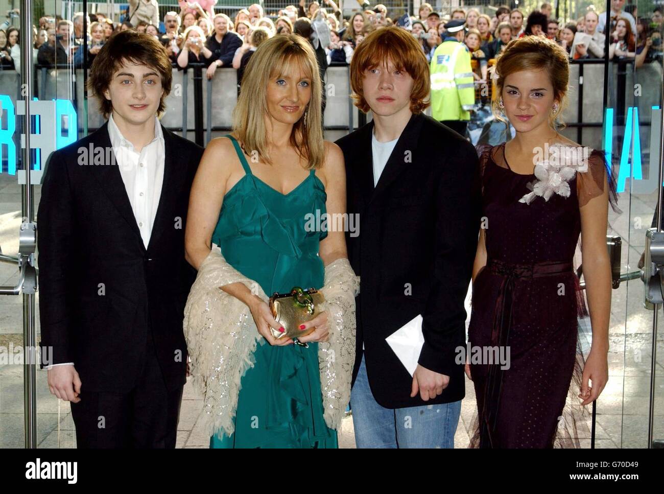 Autor JK Rowling (Mitte links) mit Stars des Films Daniel Radcliffe (ganz links), Rupert Grint und Emma Watson kommen zur britischen Premiere von Harry Potter und der Gefangene von Azkaban auf dem Odeon Leicester Square im Zentrum von London, Der dritte Film aus der Buchreihe des Autors JK Rowling über den Jungen-Zauberer. Stockfoto