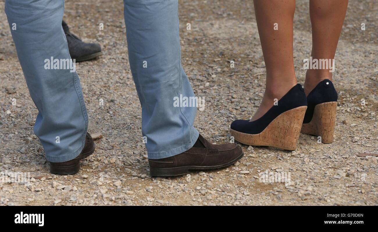Die Schuhe des Herzogs und der Herzogin von Cambridge, während sie mit Freiwilligen sprechen, nachdem sie den Narrow Neck Lookout besucht und die Abseilung der Mountain Youth Services-Gruppe in der Blue Mountains-Stadt Katoomba, westlich von Sydney, beobachtet haben. Stockfoto