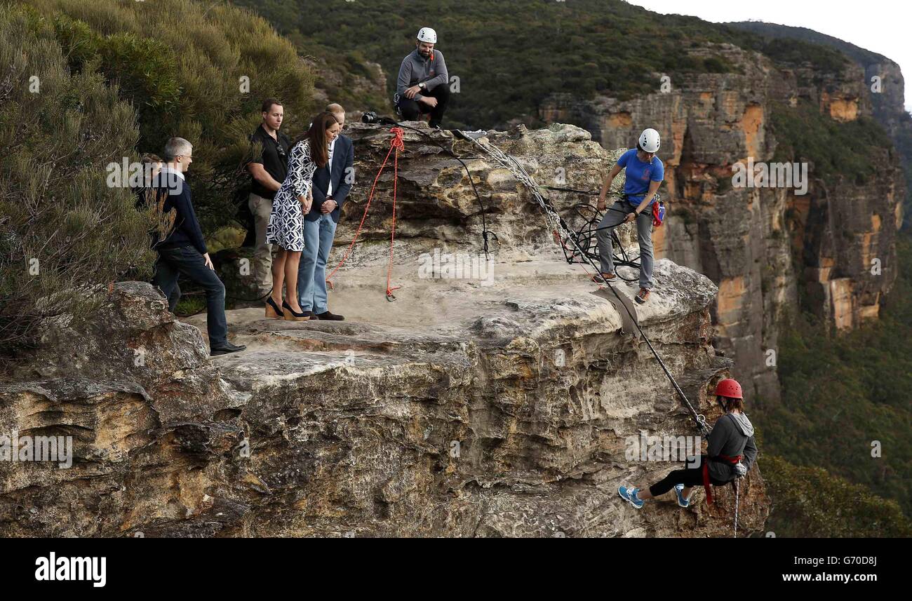 Der Herzog und die Herzogin von Cambridge besuchen den Narrow Neck Lookout und beobachten das Abseilen durch die Mountain Youth Services Gruppe in der Blue Mountains Stadt Katoomba, westlich von Sydney. Stockfoto