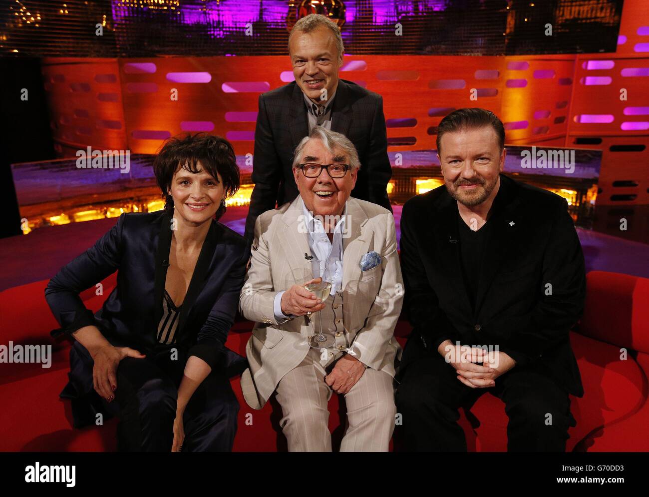 Graham Norton (oben) mit (von links nach rechts vorne) Juliette Binoche, Ronnie Corbett und Ricky Gervais während der Dreharbeiten zur Graham Norton Show in den London Studios, South London, die am Freitag, dem 18. April, auf BBC One ausgestrahlt werden. Stockfoto