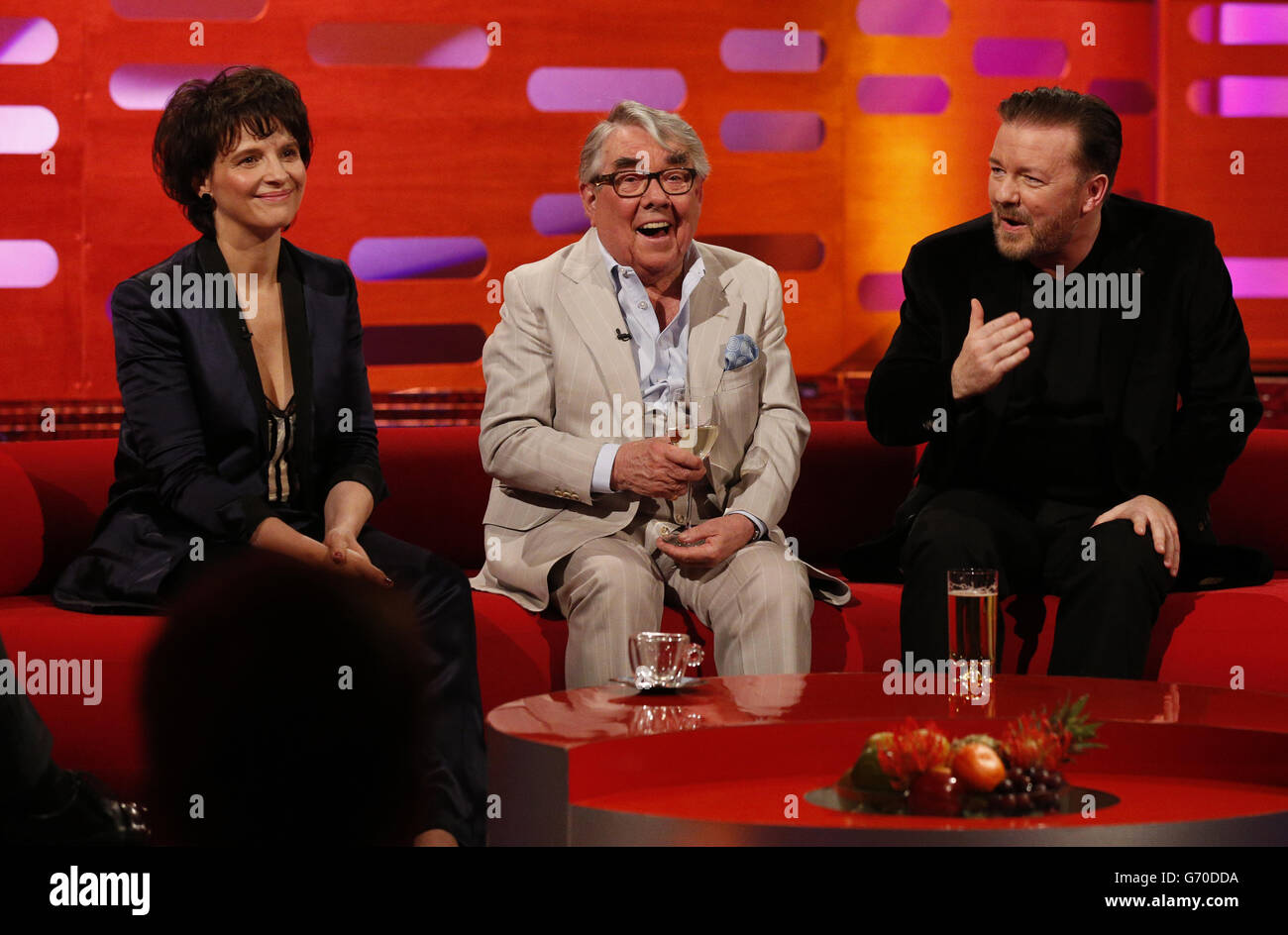 (Von links nach rechts) Juliette Binoche, Ronnie Corbett und Ricky Gervais während der Dreharbeiten zur Graham Norton Show in den London Studios, Süd-London, die am Freitag, den 18. April, auf BBC One ausgestrahlt werden. Stockfoto