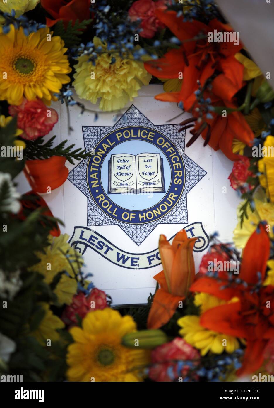 Blumengedenken, die während eines Gedenkgottesdienstes am St James Square in London zum 30. Todestag von WPC Yvonne Fletcher hinterlassen wurden. Stockfoto