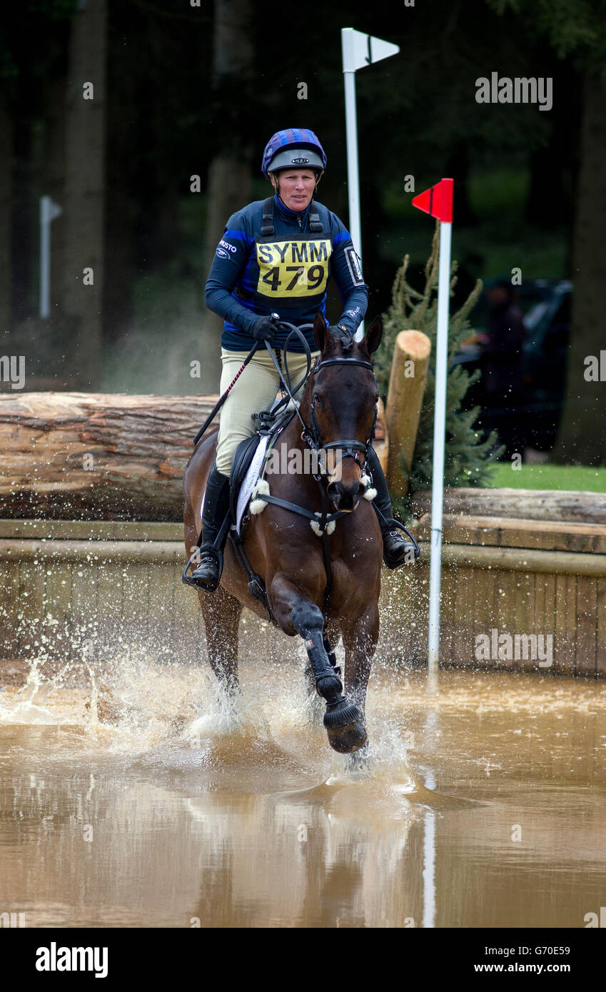 Reitsport - Symm International Horse Trials - Tag 1 - Hambleden. Zara Phillips über Herrn Murt bei den Symm International Horse Trials, Hambleden, Oxfordshire. Stockfoto