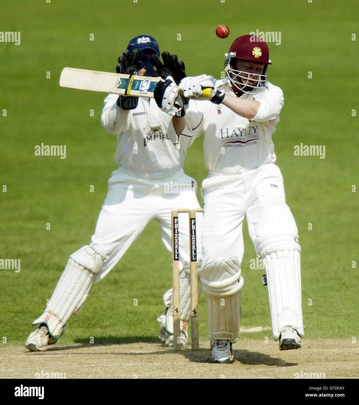 Northamptonshire's Gerard Brophy (vorne) entgeht einem Türsteher während ihres Frizzell County Championship Division One Matches gegen Gloucestershire im County Ground, Bristol. Stockfoto