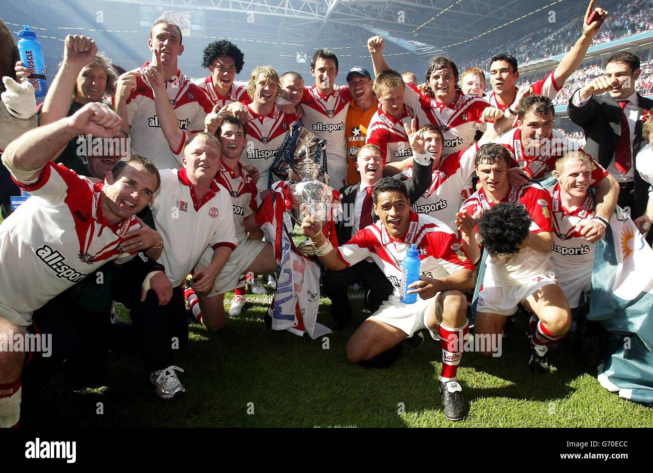 St. Helens feiert mit dem Pokal, nachdem er am Samstag, den 15 2004. Mai, das Powergen Challenge Cup Finale gegen Wigan im Millennium Stadium in Cardiff gewonnen hat. St Helens gewann 32:16. Stockfoto