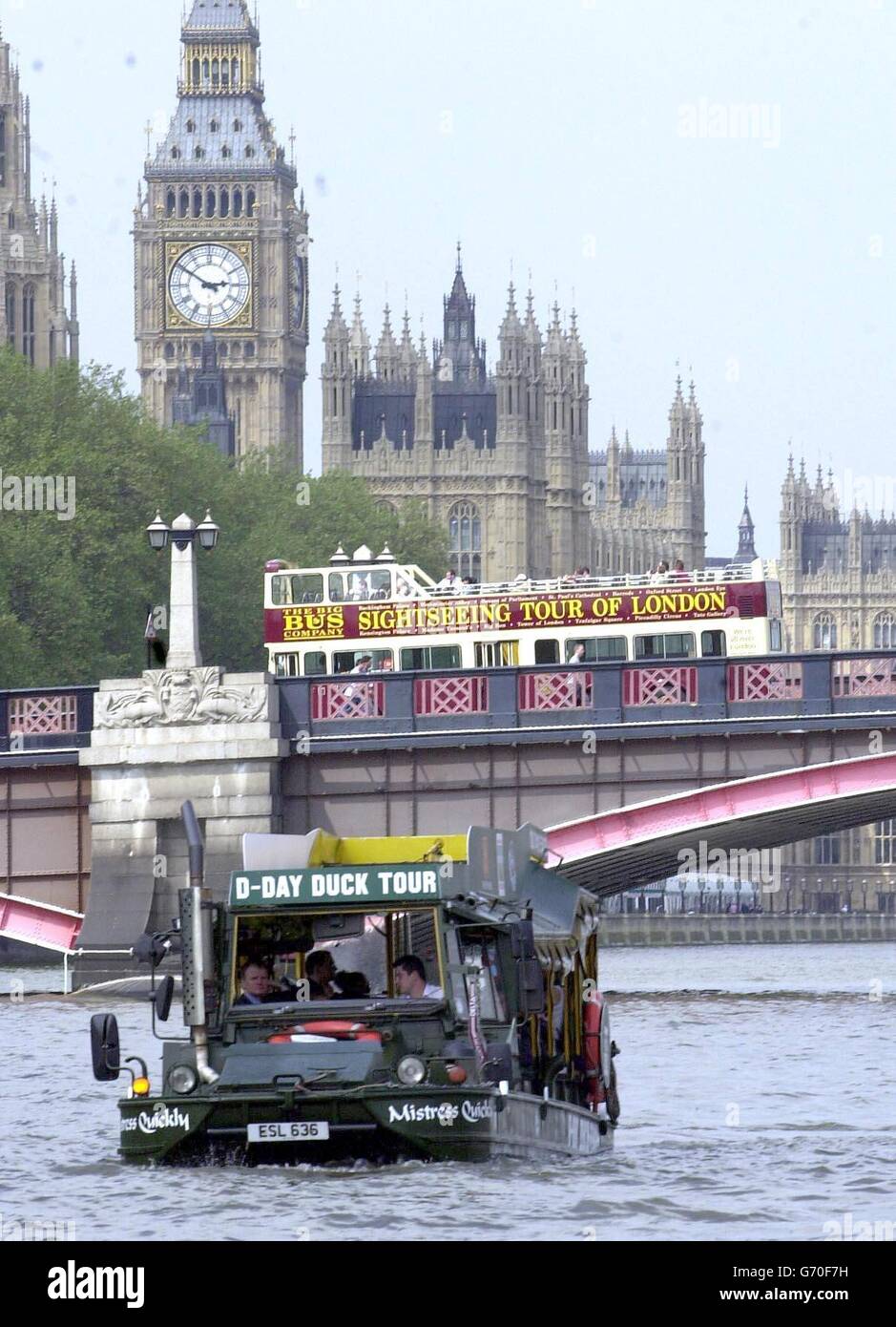 Normandie-Veteranen passieren die Houses of Parliament bei der Eröffnung der Imperial war Museums D-Day Duck Tours. Die Touren bieten London-Besuchern die Möglichkeit, auf der Themse mit dem Amphibienfahrzeug DUKW, bekannt als Ducks, zu reisen, das in den Landungen der Normandie von 1944 eine wichtige Rolle spielte. Leonard, der in 199GT Company diente, war überglücklich zu finden, dass Douglas, von der Schwesterfirma 902 GT, seinen längst verlorenen Freund kannte. Stockfoto