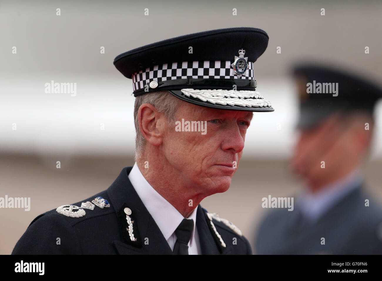 Bernard Hogan-Howe, der Metropolitan Police Commissioner, nachdem der irische Präsident Michael D Higgins in Begleitung seiner Frau Sabina Higgins am Flughafen London Heathrow eintrifft. Während des Besuchs werden sie im Schloss Windsor übernachten. Stockfoto