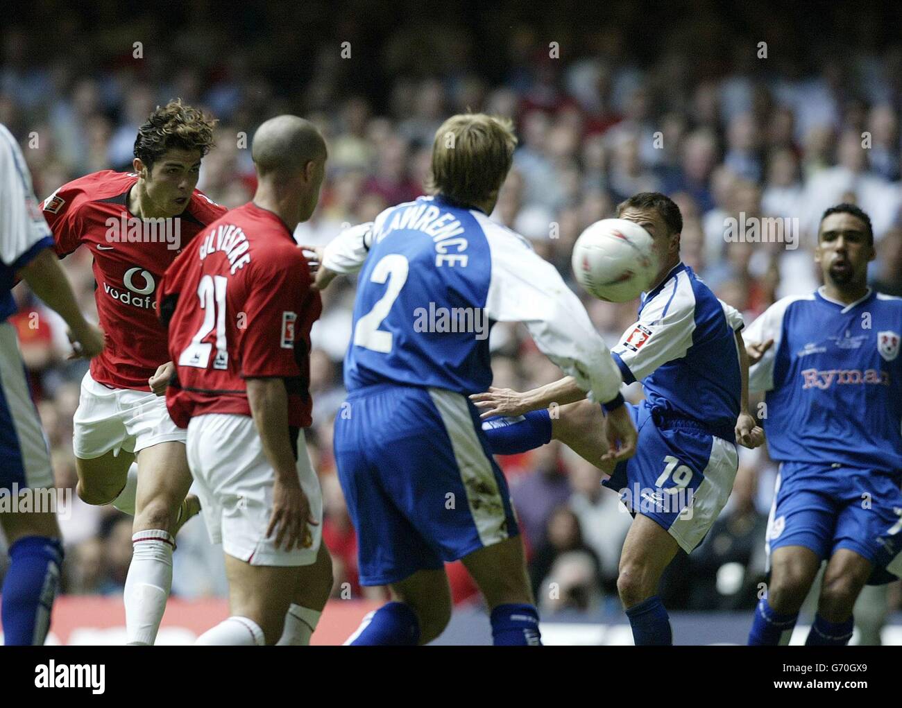 Cristiano Ronaldo (L) von Manchester United erzielt das Eröffnungstreffer gegen Millwall während des FA Cup Finales im Millennium Stadium, Cardiff, Samstag, 22 2004. Mai. Stockfoto