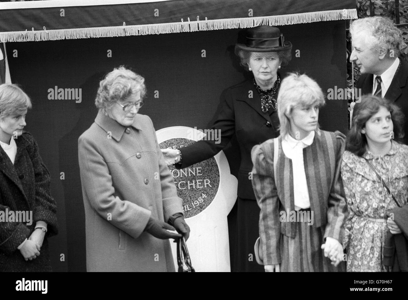 Kriminalität - Str. Jamess Platz schießen - Gedenkstein enthüllt für WPC Yvonne Fletcher - London Stockfoto