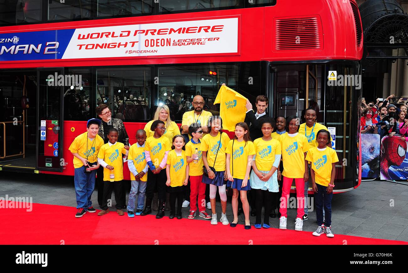 Andrew Garfield und Kinder, die die Kinderstadt unterstützen, kommen zur Weltpremiere des Films The Amazing Spiderman 2, der auf dem Odeon Leicester Square im Zentrum von London stattfand. Stockfoto