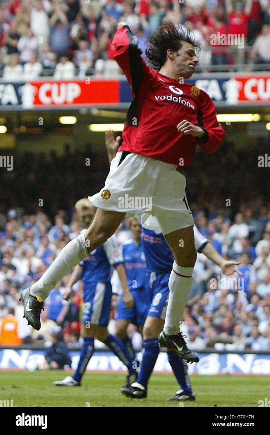 Ruud van Nistelrooy von Manchester United feiert sein zweites Tor gegen Millwall während des FA Cup Finales im Millennium Stadium, Cardiff, am 22 2004. Mai. Stockfoto