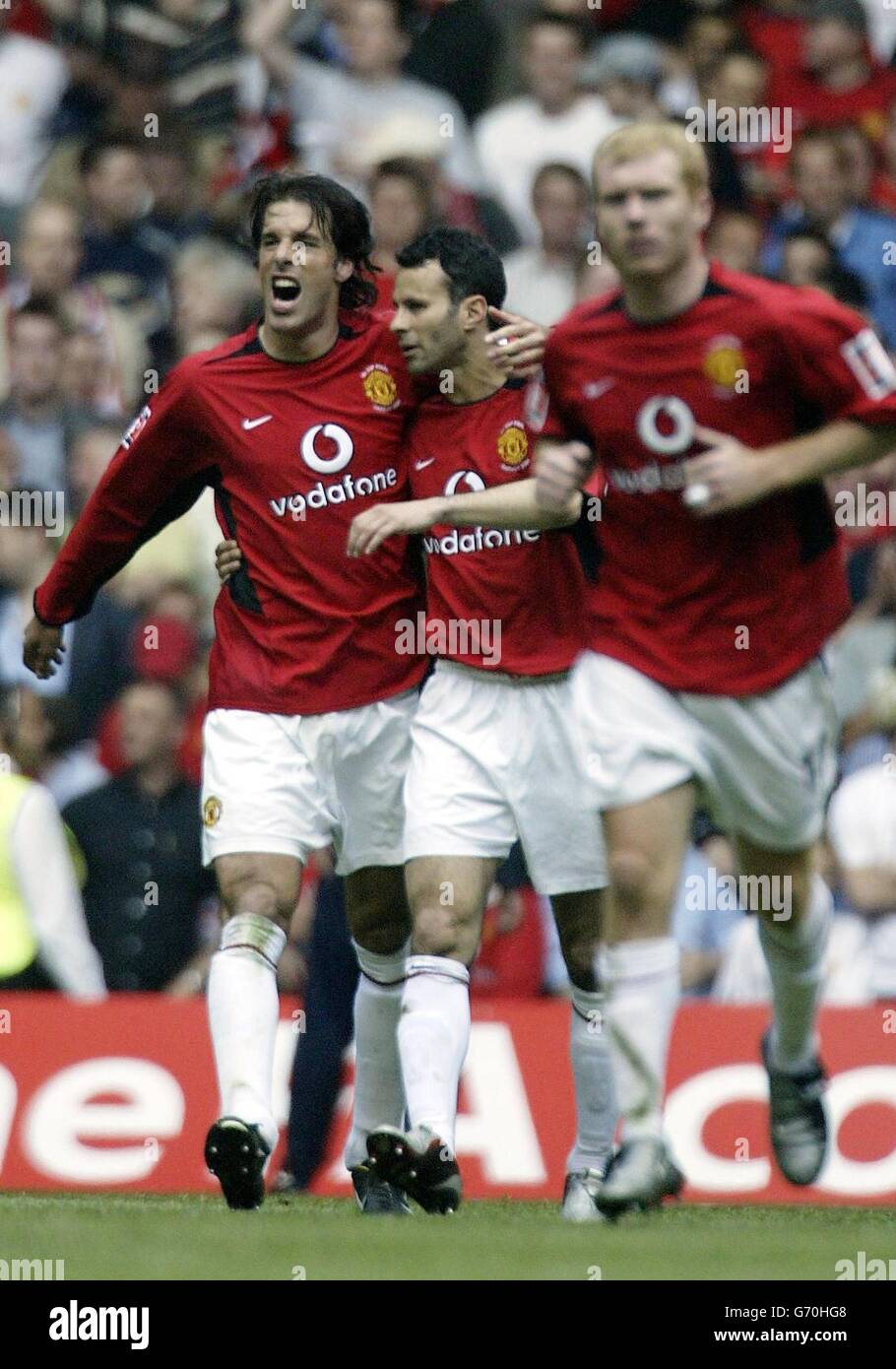 Ruud van Nistelrooy von Manchester United feiert mit Ryan Giggs sein zweites Tor gegen Millwall während des FA Cup Finales im Millennium Stadium, Cardiff. Stockfoto