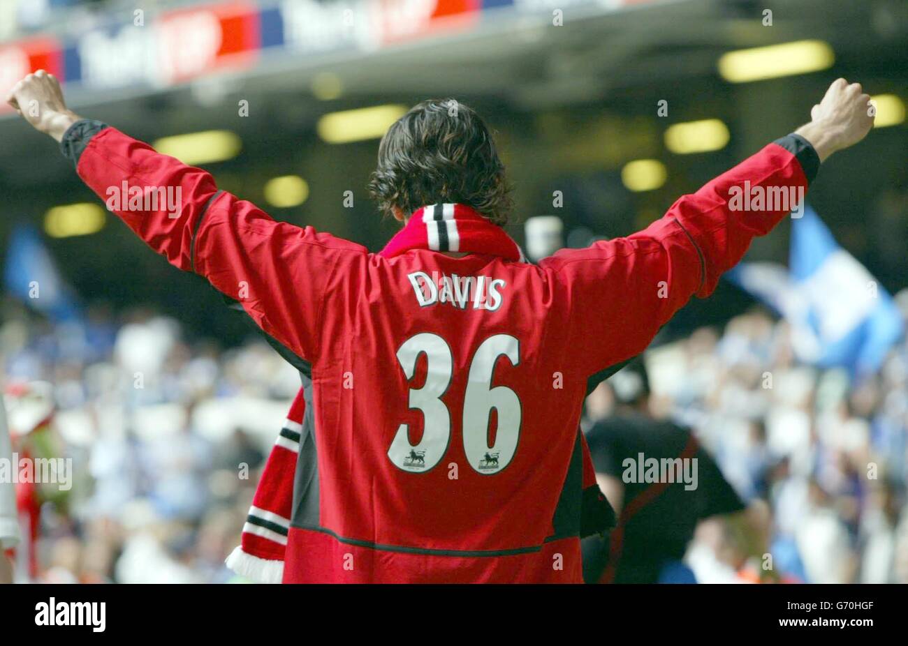 Der zwei-Tore-Held von Manchester United, Ruud van Nistelrooy, trägt ein Hemd mit dem Namen des verstorbenen Jimmy Davis, des ehemaligen Mannschaftsmitglieds von Manchester United, der Anfang dieses Jahres bei einem Autounfall nach dem FA Cup-Finale im Millennium Stadium ums Leben kam. Stockfoto