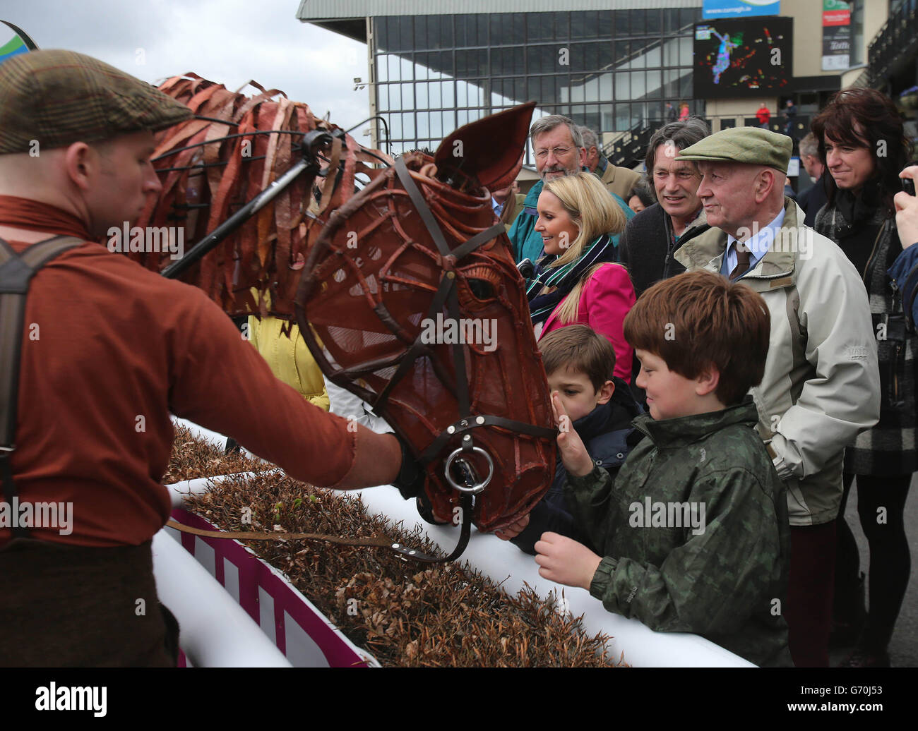 Joey, der Star von war Horse, trifft die Öffentlichkeit im Paradering während des Big Bad Bob Gladness Stakes/war Horse Race Day auf der Curragh Racecourse, Co Kildare, Irland. DRÜCKEN Sie VERBANDSFOTO. Bilddatum: Sonntag, 13. April 2014. Siehe PA Story RACING Curragh. Bildnachweis sollte lauten: Niall Carson/PA Wire. Stockfoto