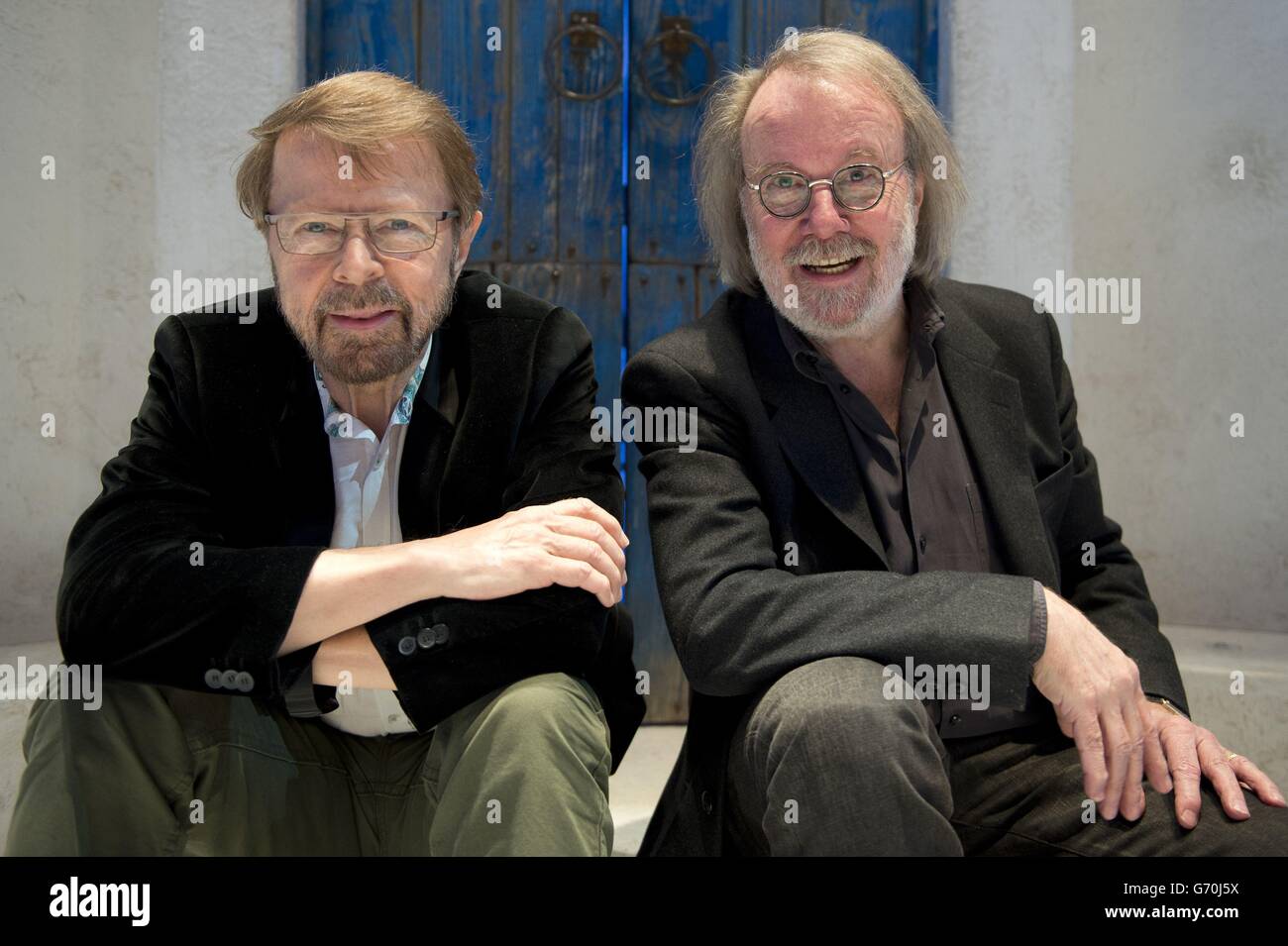 ABBA's Bjorn Ulvaeus und Benny Andersson (rechts) Proben mit der Besetzung von Mamma Mia, bevor sie mit ihnen bei den Olivier Awards 2014 im Royal Opera House, London, auftreten. Stockfoto