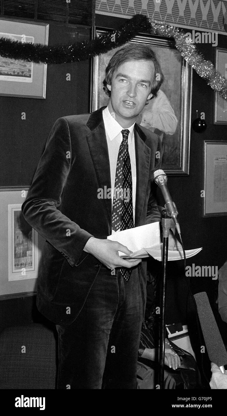 ITN-Reporter Jon Snow erhält den Valiant for Truth Media Award in London. Der Preis wird für „Frontjournalismus ohne Gefahr, um Fakten zu erhalten, die sonst nicht gemeldet würden“ verliehen. Stockfoto